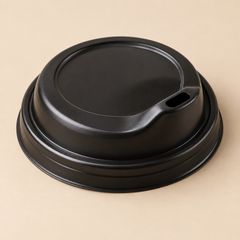 12-24oz  90 MM  BLK DOME SIPPER COFFEE CUP  LIDS - 500CT on warm beige studio background