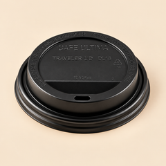DL18 12-24oz CAFE ULTIMA - BLACK DOME LIDS - 1000CT — beige studio product photo